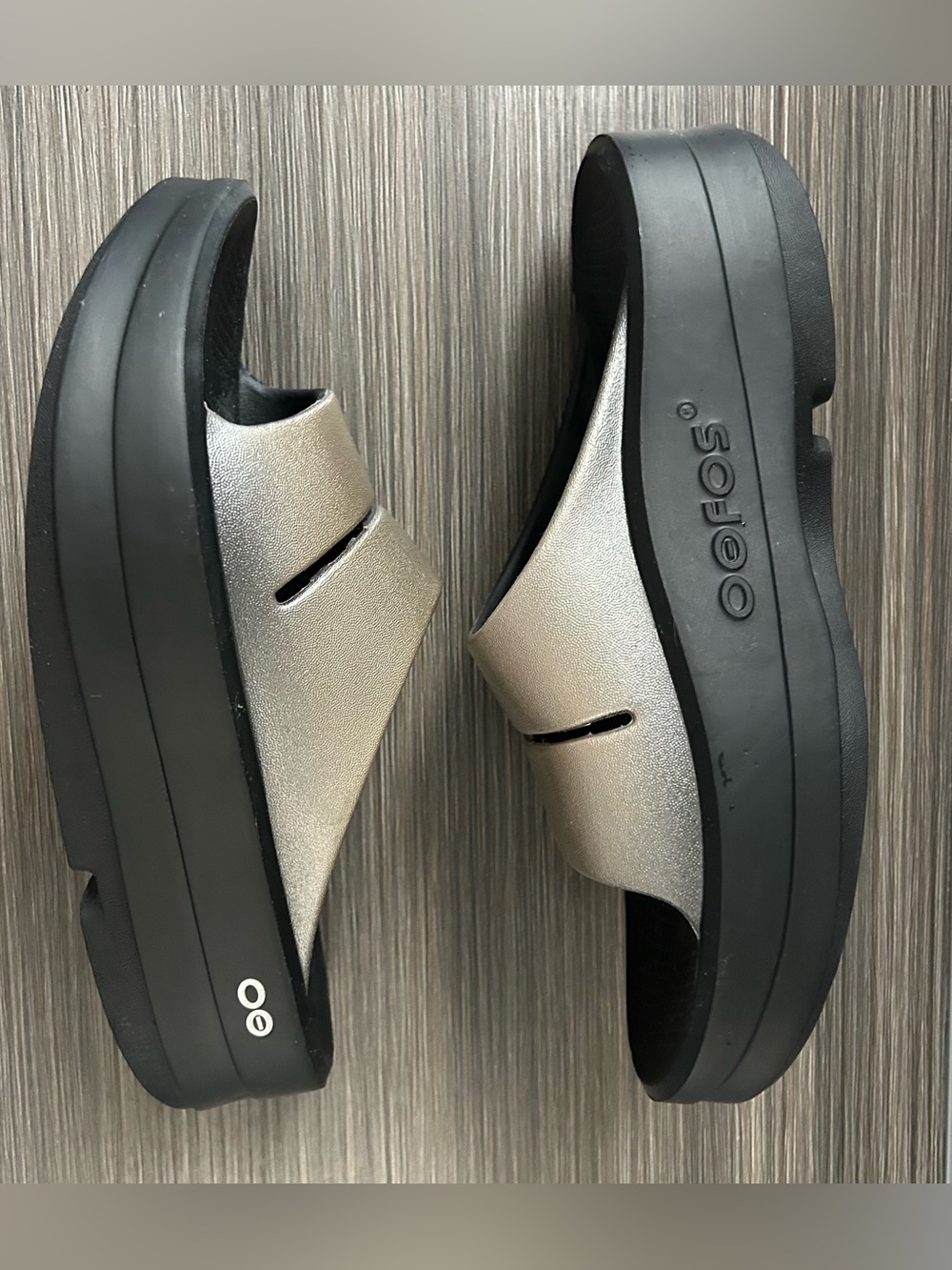 OOFOS OOmega OOahh Luxe Slide Women W8 EU39 Metallic Gray/Taupe Platform Sandal